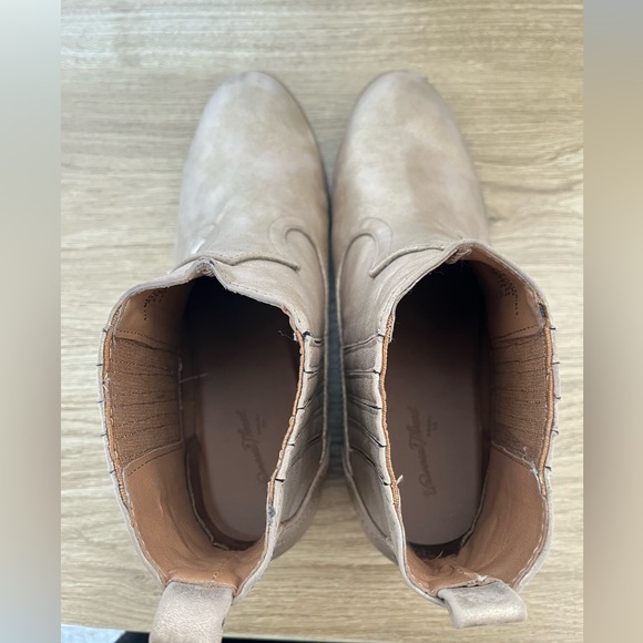 Universal Thread 7.5 Gold Booties - Picture 9 of 11